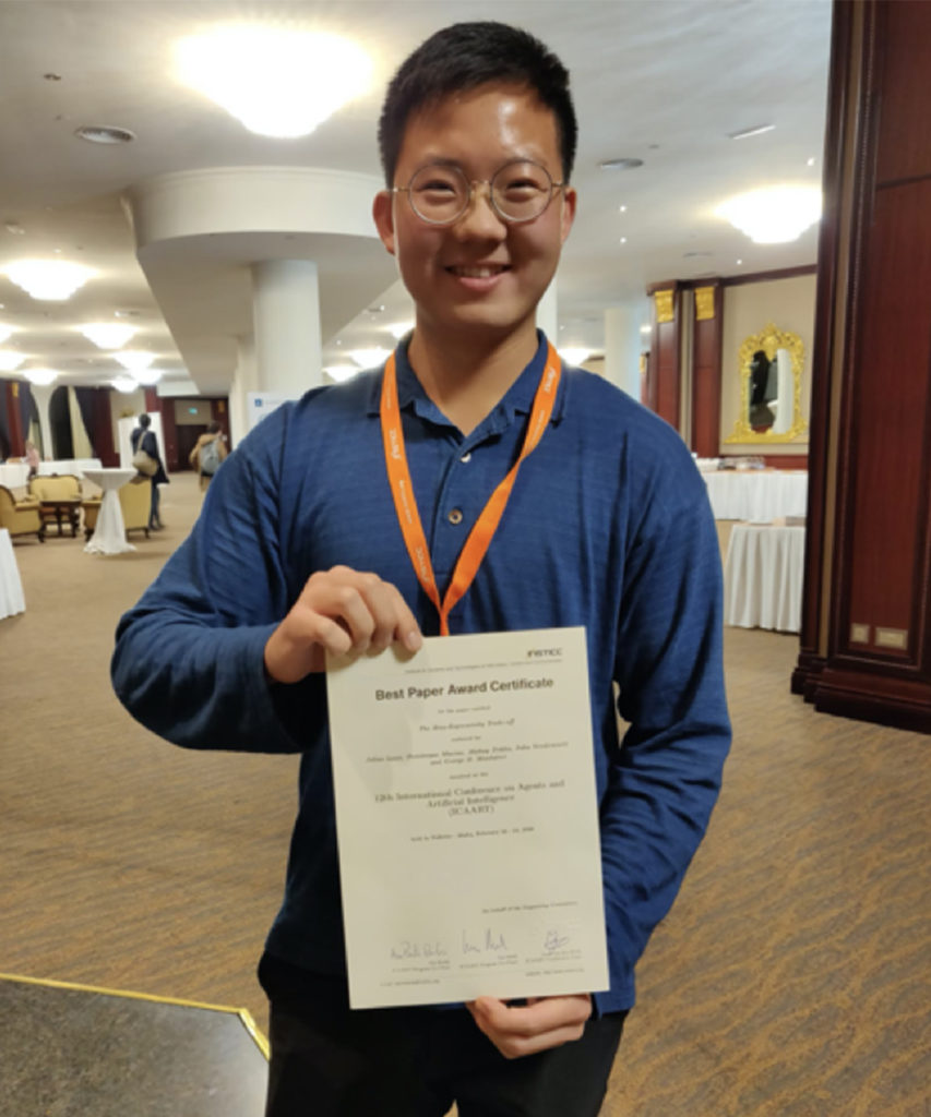 Julius Lauw with the award for best paper.
