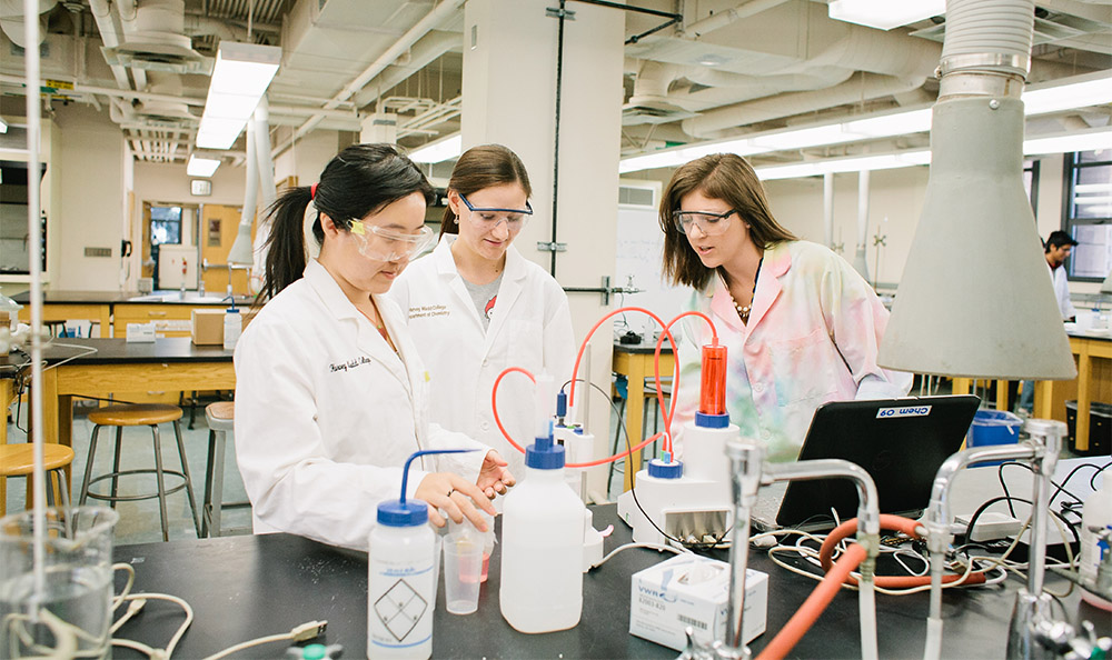 students working in chem lab