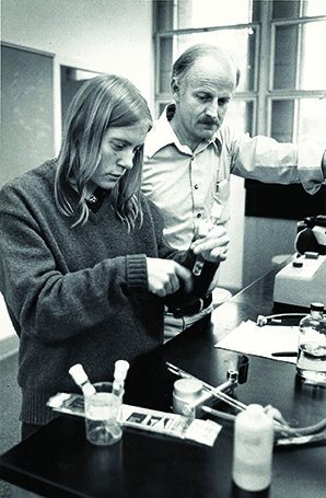 Bill Purves and Anne Marie Stomp, then a Ph.D. candidate from the University of Connecticut, set up and taught the ﬁrst HMC biology laboratory.