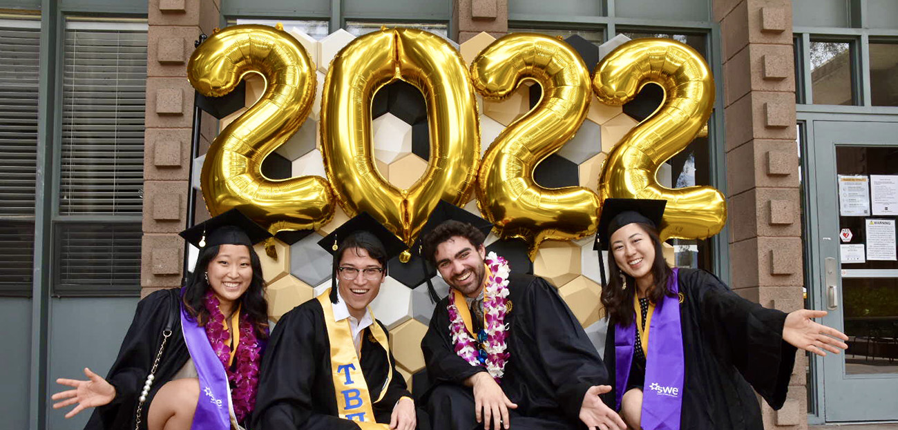 grads in front of 2022 balloon