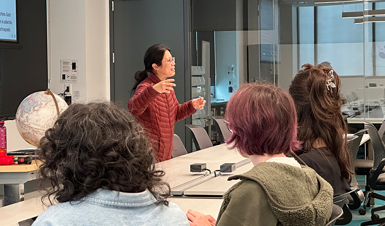 Bilin Zhuang teaching a class