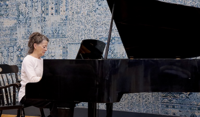 Jeanina Quezada plays piano