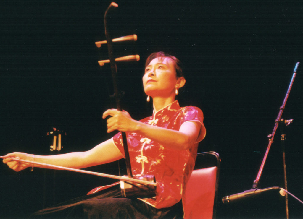 Chi Li plays the erhu