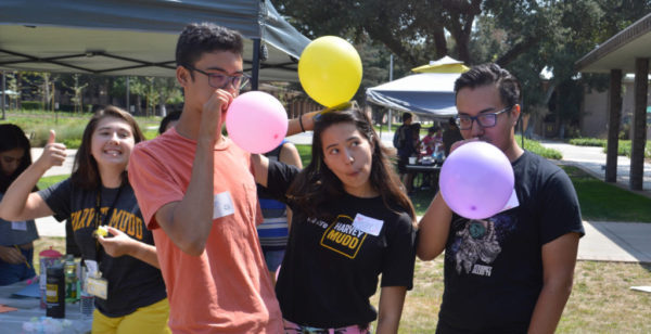 Students play with balloons.