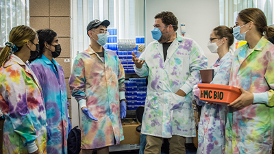 Students and professor working in a biology lab. 